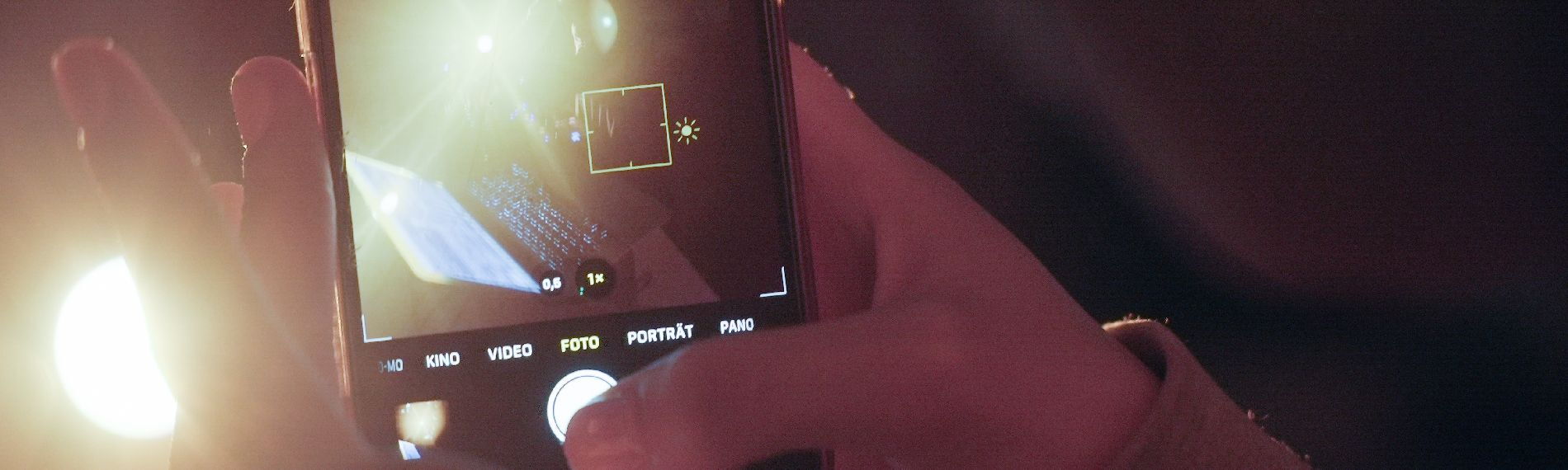 Person macht Aufnahme mit einem Smartphone