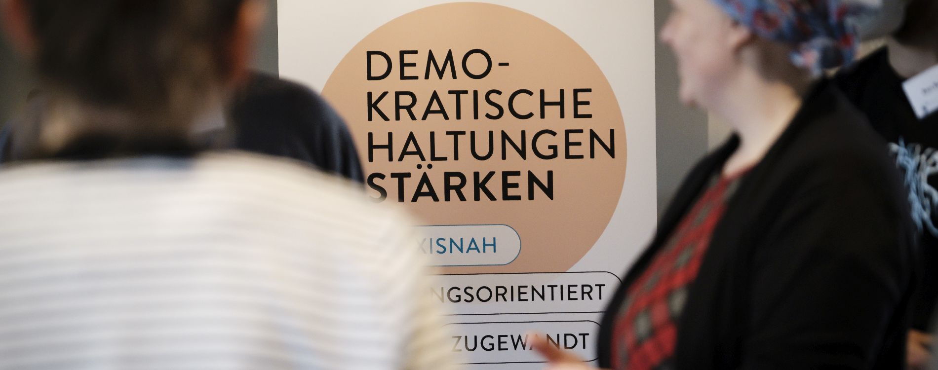 Roll-Up mit der Aufschrift "Demokratische Haltungen stärken"