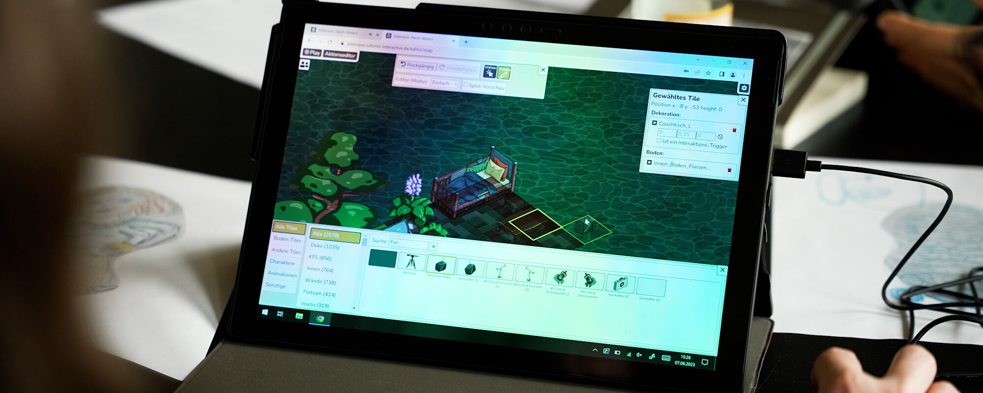 Tablet, auf dem eine Person Adamara spielt