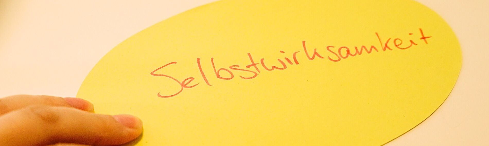 Moderation card with the inscription “Self-efficacy”