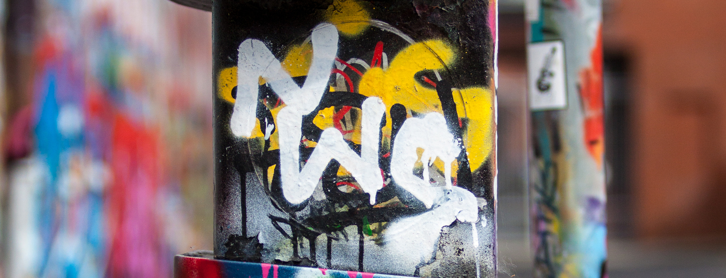 Tags in weiß und gelb
